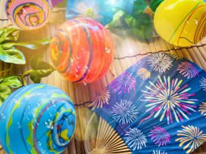 夏祭り。色とりどりの水風船と花火の模様のうちわ