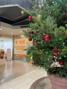 クリスマスツリーが飾ってある大博多ビル1F